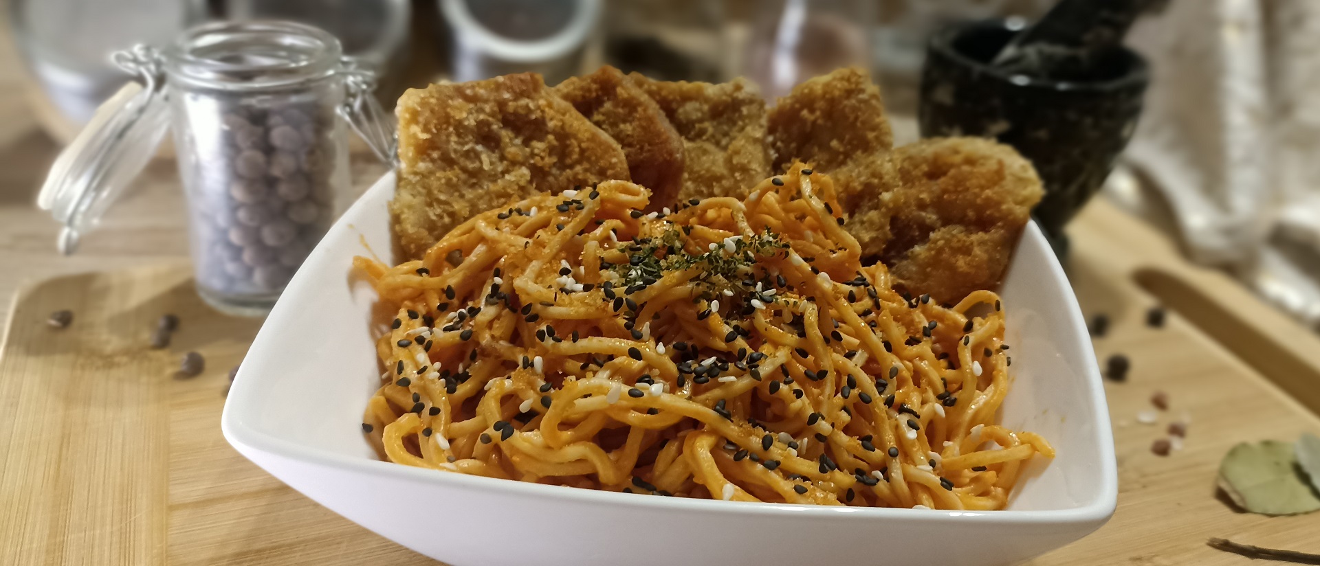 Makaron noodles w sosie pesto rosso